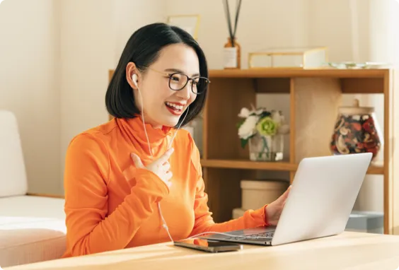 ノートPCを開きリモートでカウンセリングを受けている女性