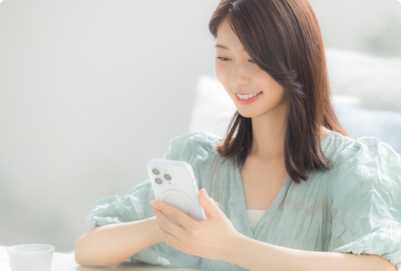 スマートフォンとを操作している女性