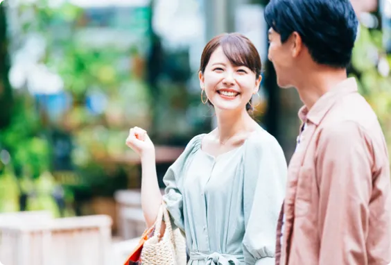 笑顔でデートをしている男女の様子