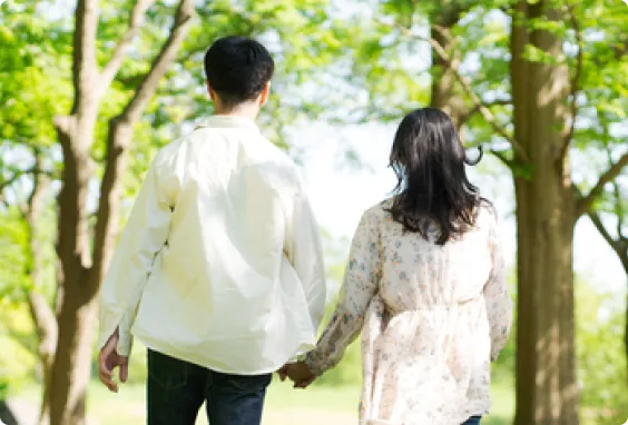 デートをしている男女の後ろ姿